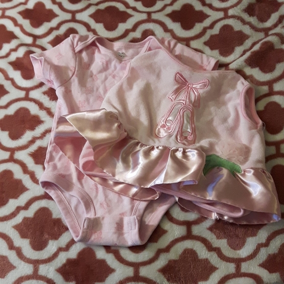 size 18M two-piece ballerina onesie an bib - Picture 2 of 6